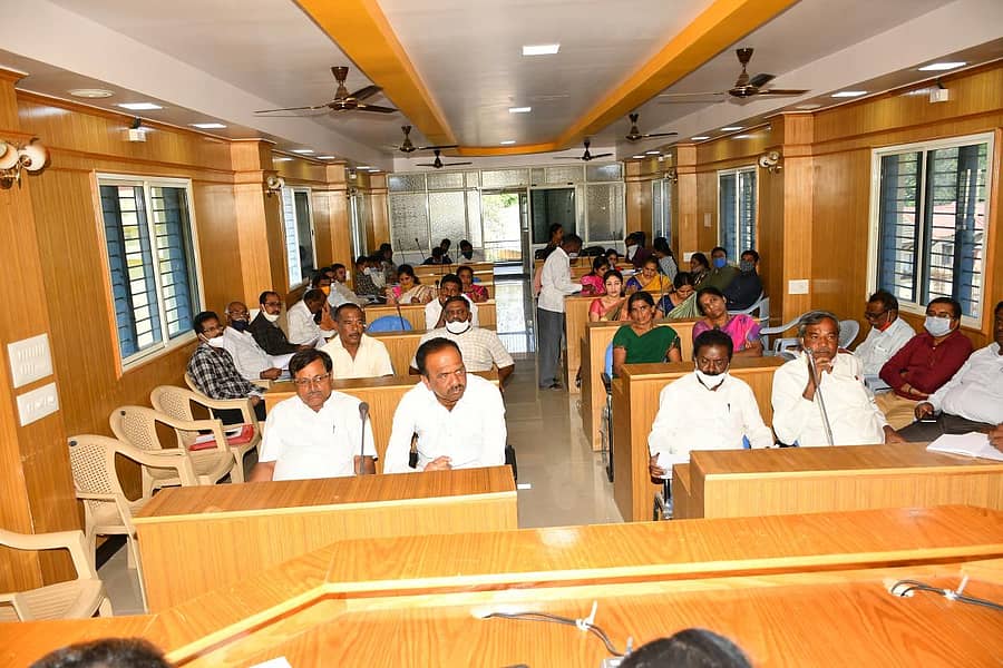 ತಾಲ್ಲೂಕು ಪಂಚಾಯಿತಿ ಸಭೆಯಲ್ಲಿ ಭಾಗವಹಿಸಿದ್ದ ಸದಸ್ಯರು