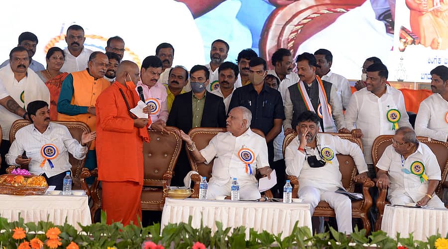 ಹರಿಹರ ತಾಲ್ಲೂಕಿನ ರಾಜನಹಳ್ಳಿಯಲ್ಲಿ ಮಂಗಳವಾರ ನಡೆದ ವಾಲ್ಮೀಕಿ ಜಾತ್ರೆಯಲ್ಲಿ ಪ್ರಸನ್ನಾನಂದ ಸ್ವಾಮೀಜಿ ಅವರು ಆಮರಣ ಉಪವಾಸ ಸತ್ಯಾಗ್ರಹ ನಡೆಸುವುದಾಗಿ ಪ್ರಕಟಿಸಿದ ನಿರ್ಧಾರಕ್ಕೆ ಮುಖ್ಯಮಂತ್ರಿ ಬಿ.ಎಸ್‌.ಯಡಿಯೂರಪ್ಪ ಆಕ್ಷೇಪ ವ್ಯಕ್ತಪಡಿಸಿದರು. ಸಚಿವ ರಮೇಶ ಜಾರಕಿಹೊಳಿ, ಕೆಪಿಸಿಸಿ ಅಧ್ಯಕ್ಷ ಡಿ.ಕೆ. ಶಿವಕುಮಾರ್‌, ಶಾಸಕ ಶಾಮನೂರು ಶಿವಶಂಕರಪ್ಪ ಇದ್ದಾರೆ. ಪ್ರಜಾವಾಣಿ ಚಿತ್ರ / ಸತೀಶ ಬಡಿಗೇರ್‌