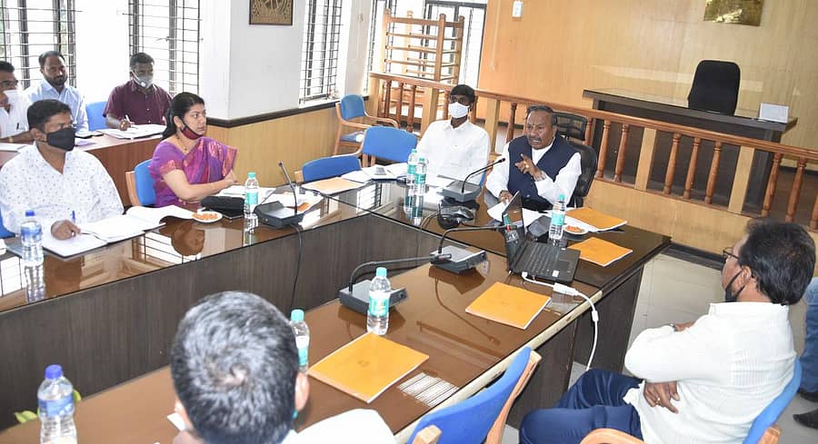 ಶಿವಮೊಗ್ಗದಲ್ಲಿ ಬುಧವಾರ ನಡೆದ ನಿರಂತರ ಜ್ಯೋತಿ ಕಾಮಗಾರಿಗಳ ಅನುಷ್ಠಾನ ಕುರಿತ ಪರಿಶೀಲನಾ ಸಭೆಯಲ್ಲಿ ಜಿಲ್ಲಾ ಉಸ್ತುವಾರಿ ಸಚಿವ ಕೆ.ಎಸ್.ಈಶ್ವರಪ್ಪ ಮಾತನಾಡಿದರು.