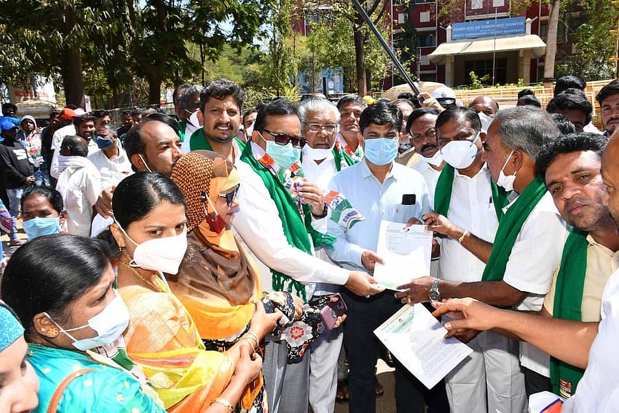 ಪ್ರತಿಭಟನನಿರತ ಕಾಂಗ್ರೆಸ್ ಕಾರ್ಯಕರ್ತರು ಹೆಚ್ಚುವರಿ ಜಿಲ್ಲಾಧಿಕಾರಿ ಕೆ.ಚನ್ನಬಸಪ್ಪ ಅವರ ಮೂಲಕ ಸರ್ಕಾರಕ್ಕೆ ಮನವಿ ಸಲ್ಲಿಸಿದರು
