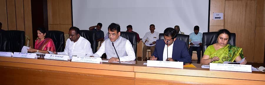 ಜಿ.ಪಂ. ಸಭಾಂಗಣದಲ್ಲಿ ಬುಧವಾರ ನಡೆದ ಸಭೆಯಲ್ಲಿ ಜಿಲ್ಲಾ ಉಸ್ತುವಾರಿ ಸಚಿವ ಡಾ. ಸಿ.ಎನ್. ಅಶ್ವತ್ಥನಾರಾಯಣ ಮಾತನಾಡಿದರು