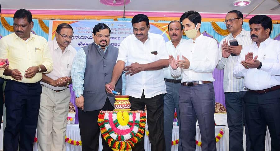 ಹಾವೇರಿಯ ಗುರುಭವನದಲ್ಲಿ ಎಸ್.ಎಸ್.ಎಲ್.ಸಿ. ಫಲಿತಾಂಶ ಸುಧಾರಣೆ ಕುರಿತು ಪ್ರೌಢಶಾಲಾ ಮುಖ್ಯಶಿಕ್ಷಕರಿಗೆ ಬುಧವಾರ ಆಯೋಜಿಸಿದ್ದ ಕಾರ್ಯಾಗಾರವನ್ನು ಜಿಲ್ಲಾ ಪಂಚಾಯಿತಿ ಅಧ್ಯಕ್ಷ ಏಕನಾಥ ಬಾನುವಳ್ಳಿ ಉದ್ಘಾಟಿಸಿದರು