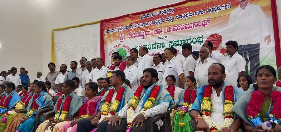 ಮುಳಬಾಗಿಲು ನಗರ ಹೊರವಲಯದ ಸೊನ್ನವಾಡಿ ಗ್ರಾಮದಲ್ಲಿ ಕೊತ್ತೂರು ಮಂಜುನಾಥ್ ಅಭಿಮಾನಿಗಳ ಬಳಗದಿಂದ ಗ್ರಾಮ ಪಂಚಾಯಿತಿಗೆ ಆಯ್ಕೆಯಾದ ಸದಸ್ಯರಿಗೆ ಸನ್ಮಾನಿಸಲಾಯಿತು