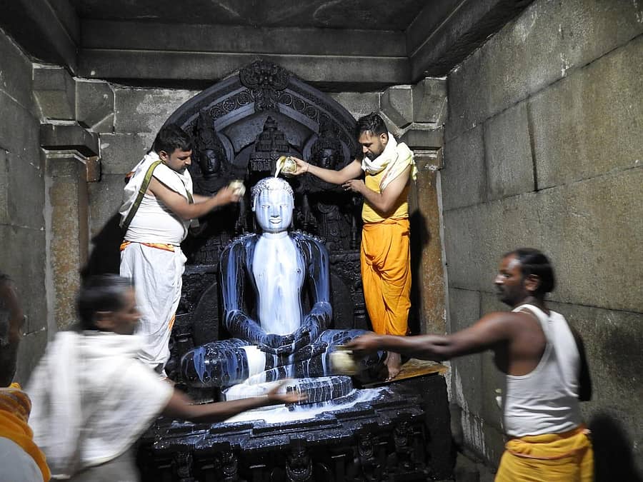 ಶ್ರವಣಬೆಳಗೊಳದ ವಿಂಧ್ಯಗಿರಿಯ ಬಾಹುಬಲಿ ಬೆಟ್ಟದ ಒದೆಗಲ್‌ ಬಸದಿಯ ಆದಿನಾಥ ಸ್ವಾಮಿಗೆ ಬುಧವಾರ ಕ್ಷೀರಾಭಿಷೇಕ ನೆರವೇರಿತು