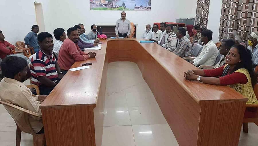 ಹಿರಿಯೂರಿನ ತಾಲ್ಲೂಕು ಕಚೇರಿ ಸಭಾಂಗಣದಲ್ಲಿ ಬುಧವಾರ ತೇರುಮಲ್ಲೇಶ್ವರಸ್ವಾಮಿ ಜಾತ್ರಾಮಹೋತ್ಸವದ ಅಂಗವಾಗಿ ನಡೆದ ಕೈವಾಡಸ್ತರ ಸಭೆಯಲ್ಲಿ ಮುಜರಾಯಿ ಅಧಿಕಾರಿ ಜಿ.ಎಚ್. ಸತ್ಯನಾರಾಯಣ ಮಾತನಾಡಿದರು