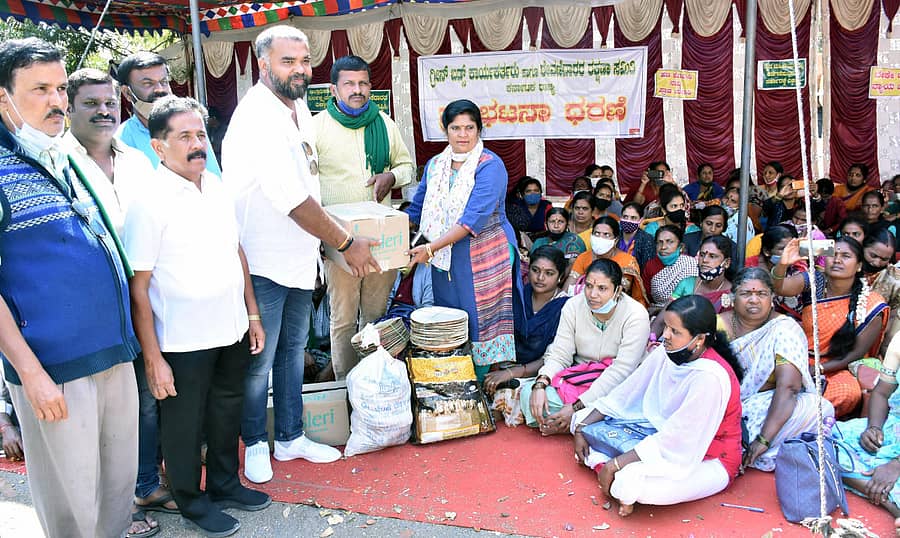 ಜಿಲ್ಲಾಧಿಕಾರಿ ಕಚೇರಿ ಮುಂದೆ ಗ್ರೀನ್ ಬಡ್ಸ್ ಕಾರ್ಯಕರ್ತರು, ಠೇವಣಿದಾರರ ರಕ್ಷಣಾ ಸಮಿತಿ ಹಾಗೂ ರಾಜ್ಯ ಕಬ್ಬು ಬೆಳೆಗಾರರ ಸಂಘದ ನೇತೃತ್ವದಲ್ಲಿ ನಡೆಯುತ್ತಿರುವ ಪ್ರತಿಭಟನೆಯ 3ನೇ ದಿನವಾದ ಬುಧವಾರ ಸುಜೀವ್ ಸಂಸ್ಥೆ ವತಿಯಿಂದ ದಿನಸಿ ಪದಾರ್ಥಗಳನ್ನು ವಿತರಿಸಲಾಯಿತು