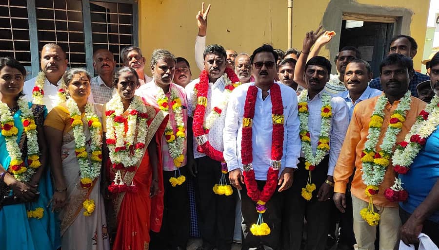 ಶ್ರೀನಿವಾಸಪುರ ತಾಲ್ಲೂಕಿನ ರೋಣೂರು ಗ್ರಾಮ ಪಂಚಾಯಿತಿ ಅಧ್ಯಕ್ಷರಾಗಿ ಡಿ.ಬಿ. ಶಿವಣ್ಣ ಮತ್ತು ಉಪಾಧ್ಯಕ್ಷರಾಗಿ ಅಮರಾವತಿ ಆಯ್ಕೆಯಾಗಿದ್ದಾರೆ