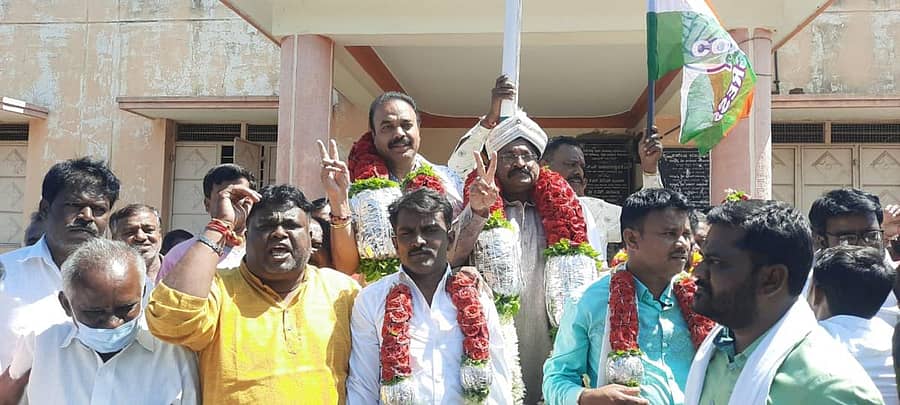 ಬಂಗಾರಪೇಟೆ ತಾಲ್ಲೂಕಿನ ಕೆಸರನಹಳ್ಳಿ ಪಂಚಾಯಿತಿ ಅಧ್ಯಕ್ಷರಾಗಿ ಪಿ. ಮಂಜುನಾಥ್ ಮತ್ತು ಉಪಾಧ್ಯಕ್ಷರಾಗಿ ಗಂಗಾಧರ್ ಆಯ್ಕೆಯಾದರು. ಶಾಸಕ ಎಸ್.ಎನ್. ನಾರಾಯಣಸ್ವಾಮಿ ಇದ್ದರು