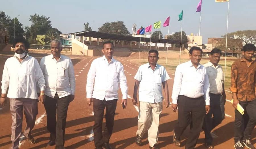 ಬೀದರ್ನ ನೆಹರೂ ಕ್ರೀಡಾಂಗಣದಲ್ಲಿ ರಾಜ್ಯ ಸರ್ಕಾರಿ ನೌಕರರ ಜಿಲ್ಲಾಮಟ್ಟದ ಕ್ರೀಡಾಕೂಟದ ಪ್ರಯುಕ್ತ ಮಾಡಲಾದ ಸಿದ್ಧತೆಯನ್ನು ರಾಜ್ಯ ಸರ್ಕಾರಿ ನೌಕರರ ಸಂಘದ ಜಿಲ್ಲಾ ಘಟಕದ ಅಧ್ಯಕ್ಷ ರಾಜೇಂದ್ರಕುಮಾರ ಗಂದಗೆ ಪರಿಶೀಲಿಸಿದರು