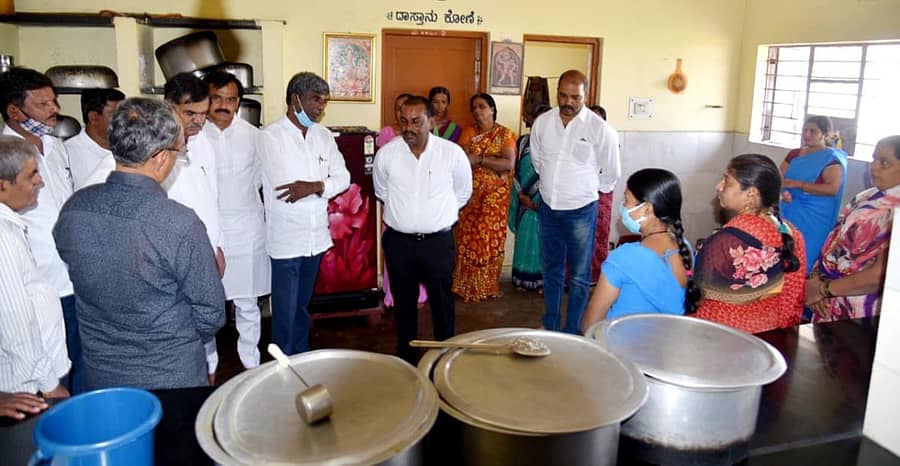 ವಿಜಯಪುರ ನಗರದಲ್ಲಿರುವ ಹಾಸ್ಟೆಲ್‌ವೊಂದಕ್ಕೆ‌ ಗುರುವಾರ  ಹಿಂದುಳಿದ ವರ್ಗಗಳ ಕಲ್ಯಾಣ ಖಾತೆ ಸಚಿವ ಕೋಟ ಶ್ರೀನಿವಾಸ ಪೂಜಾರಿ ಭೇಟಿ ನೀಡಿ ಪರಿಶೀಲನೆ ನಡೆಸಿದರು.  ಶಾಸಕ ಎ.ಎಸ್‌.ಪಾಟೀಲ ನಡಹಳ್ಳಿ ಇದ್ದಾರೆ