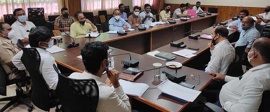 ಗುರುವಾರ ಜಿಲ್ಲಾಧಿಕಾರಿ ಕಚೇರಿ ಸಭಾಂಗಣದಲ್ಲಿ ನಡೆದ ಜಿಲ್ಲಾ ರಸ್ತೆ ಸುರಕ್ಷತಾ ಸಮಿತಿ ಸಭೆಯಲ್ಲಿ ಜಿಲ್ಲಾಧಿಕಾರಿ ಜಿ.ಜಗದೀಶ್ ಮಾತನಾಡಿದರು.