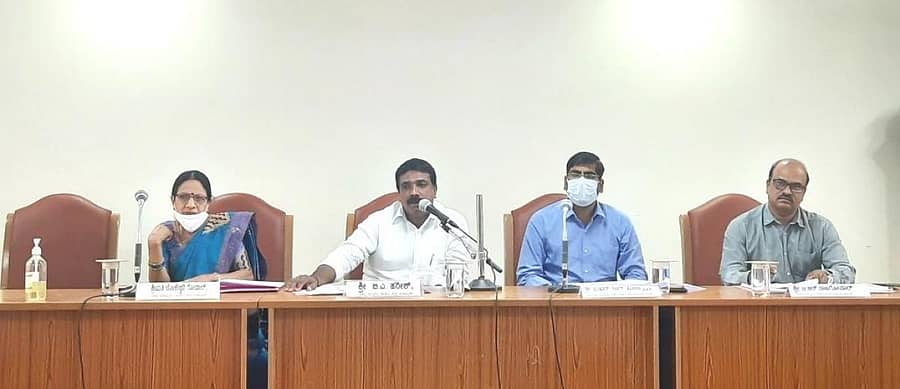 ಜಿಲ್ಲಾ ಪಂಚಾಯಿತಿ ಸಭಾಂಗಣದಲ್ಲಿ ನಡೆದ ಕೆಡಿಪಿ ಸಭೆಯಲ್ಲಿ ಅಧ್ಯಕ್ಷ ಬಿ.ಎ.ಹರೀಶ್ ಮಾತನಾಡಿದರು