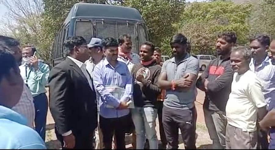 ಚಿಕ್ಕಮಗಳೂರು ತಾಲ್ಲೂಕಿನ ವಾಟೆಖಾನ್ ಎಸ್ಟೇಟ್ನಲ್ಲಿ ಗುರುವಾರ ಕಾರ್ಮಿಕರು ಬ್ಯಾಂಕ್ ಅಧಿಕಾರಿಗಳೊಂದಿಗೆ ಮಾತನಾಡಿದರು.