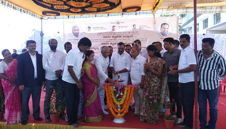 ಅಲ್ಪಸಂಖ್ಯಾತ ಇಲಾಖೆ ವತಿಯಿಂದ ನಿರ್ಮಾಣಗೊಂಡ ನೂತನ ಕಟ್ಟಡಗಳನ್ನು ಸಚಿವ ಶ್ರೀಮಂತ ಪಾಟೀಲ ಗುರುವಾರ ಉದ್ಘಾಟಿಸಿದರು.