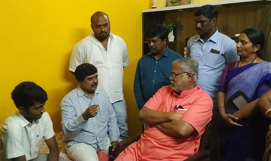 ವಿದ್ಯಾರ್ಥಿಯ ಮನೆಗೆ ಭೇಟಿ ನೀಡಿದ ಸಚಿವ ಸುರೇಶ್‌ಕುಮಾರ್, ವಿದ್ಯಾರ್ಥಿ ಮತ್ತು ಪೋಷಕರಿಗೆ ಧೈರ್ಯ ಹೇಳಿದರು
