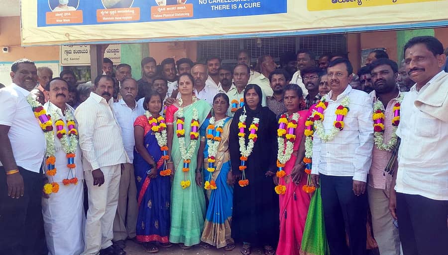 ಶ್ರೀನಿವಾಸಪುರ ತಾಲ್ಲೂಕಿನ ಯಲ್ದೂರು ಗ್ರಾಮ ಪಂಚಾಯಿತಿ ಅಧ್ಯಕ್ಷರಾಗಿ ಎಲ್. ಶಶಿಕಲಾ ಮತ್ತು ಉಪಾಧ್ಯಕ್ಷರಾಗಿ ಜೆ.ವಿ. ರೂಪಾ ಆಯ್ಕೆಯಾಗಿದ್ದಾರೆ