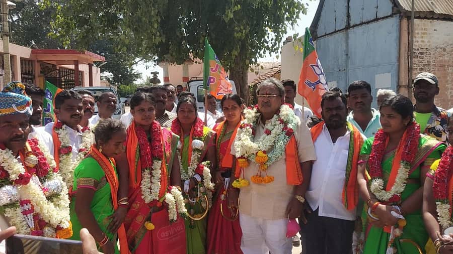 ಬಂಗಾರಪೇಟೆ ತಾಲ್ಲೂಕಿನ ಕೇತಗಾನಹಳ್ಳಿ ಗ್ರಾಮ ಪಂಚಾಯಿತಿಯಲ್ಲಿ ಗುರುವಾರ ಜಯಗಳಿಸಿದ ಅಭ್ಯರ್ಥಿಗಳ ಮೆರವಣಿಗೆಯಲ್ಲಿ ಮಾಜಿ ಶಾಸಕ ಎಂ. ನಾರಾಯಣಸ್ವಾಮಿ ಪಾಲ್ಗೊಂಡಿದ್ದರು