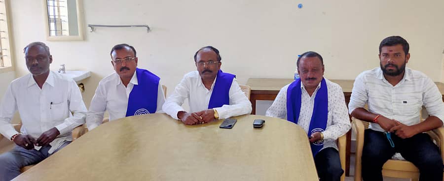 ಆನೇಕಲ್ನಲ್ಲಿ ಆಯೋಜಿಸಿದ್ದ ಪತ್ರಿಕಾಗೋಷ್ಠಿಯಲ್ಲಿ ಪ್ರಜಾ ವಿಮೋಚನಾ ಚಳವಳಿ ಸಂಘಟನೆಯ ರಾಜ್ಯ ಘಟಕದ ಅಧ್ಯಕ್ಷ ಆನೇಕಲ್ ಕೃಷ್ಣಪ್ಪ ಮಾತನಾಡಿದರು