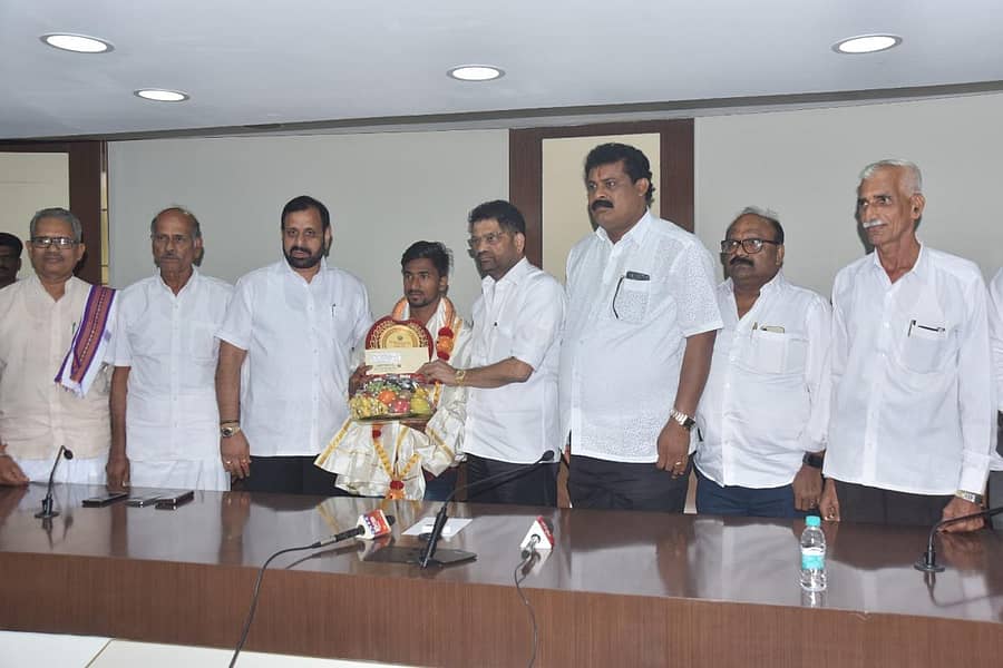 ಕಂಬಳದ ದಾಖಲೆಯ ಓಟಗಾರ ವಿಶ್ವನಾಥ ದೇವಾಡಿಗ ಅವರನ್ನು ಎಸ್‌ಸಿಡಿಸಿಸಿ ಬ್ಯಾಂಕ್ ಅಧ್ಯಕ್ಷ ಎಂ.ಎನ್.ರಾಜೇಂದ್ರ ಕುಮಾರ್ ಶುಕ್ರವಾರ ಸನ್ಮಾನಿಸಿದರು.