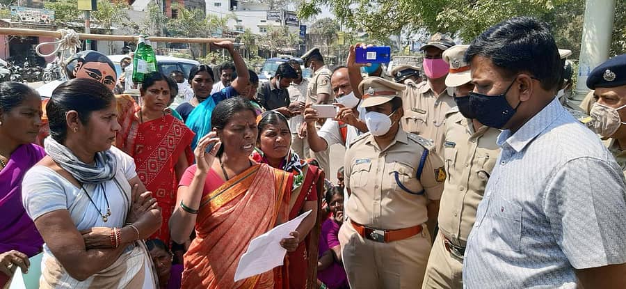 ರಾಯಚೂರು ಜಿಲ್ಲಾಧಿಕಾರಿ ಆರ್.ವೆಂಕಟೇಶಕುಮಾರ್ ಅವರು ತಮ್ಮ ಕಚೇರಿ ಆವರಣದ ಪ್ರವೇಶದ್ವಾರದವರೆಗೂ ಬಂದು ಮದ್ಯ ನಿಷೇಧ ಆಂದೋಲನ ಕರ್ನಾಟಕ ಸಂಘಟನೆಯ ಧರಣಿ ನಿರತ ಮಹಿಳೆಯರಿಂದ ಶುಕ್ರವಾರ ಮನವಿ ಸ್ವೀಕರಿಸಿ, ಬೇಡಿಕೆಗಳನ್ನು ಆಲಿಸಿದರು