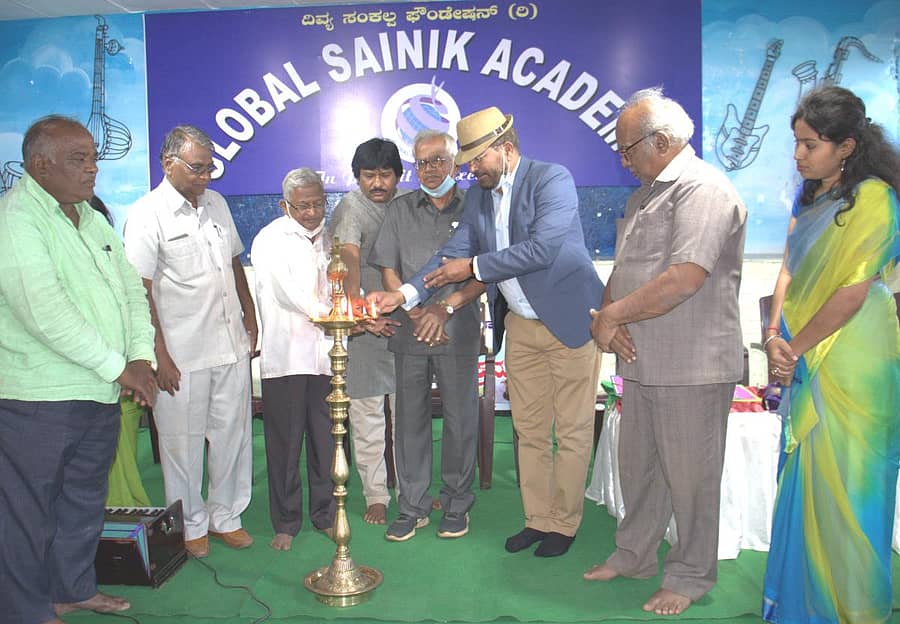 ಬೀದರ್ನ ಗ್ಲೋಬಲ್ ಸೈನಿಕ ಅಕಾಡೆಮಿಯಲ್ಲಿ ಆಯೋಜಿಸಿದ್ದ ಶಾಲೆಗೊಂದು ಸಂಗೀತ ಕಾರ್ಯಕ್ರಮವನ್ನು ಸರಸ್ವತಿ ಶಿಕ್ಷಣ ವಿಕಾಸ ಸಮಿತಿಯ ಅಧ್ಯಕ್ಷ ಪ್ರೊ. ಎಸ್.ಬಿ. ಬಿರಾದಾರ ಉದ್ಘಾಟಿಸಿದರು