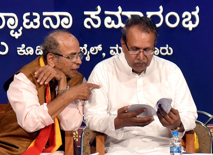 ಸಾಹಿತ್ಯ ಸಮ್ಮೇಳನದ ವೇದಿಕೆಯಲ್ಲಿ ಅಧ್ಯಕ್ಷರಾದ ಪ್ರಭಾಕರ ಜೋಶಿ ಮತ್ತು ಉದ್ಘಾಟಕರಾದ ವಿವೇಕ ರೈ ಅವರ ಸಮಾಲೋಚನೆ