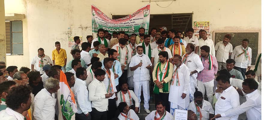 ಸುರಪುರದಲ್ಲಿ ಕಾಂಗ್ರೆಸ್ ಏರ್ಪಡಿಸಿದ್ದ ಪ್ರತಿಭಟನೆಯಲ್ಲಿ ಮಾಜಿ ಶಾಸಕ ರಾಜಾ ವೆಂಕಟಪ್ಪನಾಯಕ ಮಾತನಾಡಿದರು