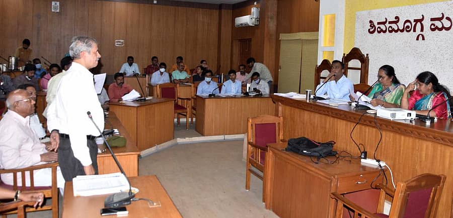 ಶಿವಮೊಗ್ಗ ಮಹಾನಗರ ಪಾಲಿಕೆ ಸಭಾಂಗಣದಲ್ಲಿ ಶುಕ್ರವಾರ ಏರ್ಪಡಿಸಿದ್ದ ಬಜೆಟ್ ಪೂರ್ವಭಾವಿ ಸಭೆಯಲ್ಲಿ ನಾಗರಿಕ ಹಿತರಕ್ಷಣೆ ವೇದಿಕೆ ಪ್ರಧಾನ ಕಾರ್ಯದರ್ಶಿ ಕೆ.ವಿ.ವಸಂತ್ ಕುಮಾರ್ ಮಾತನಾಡಿದರು.