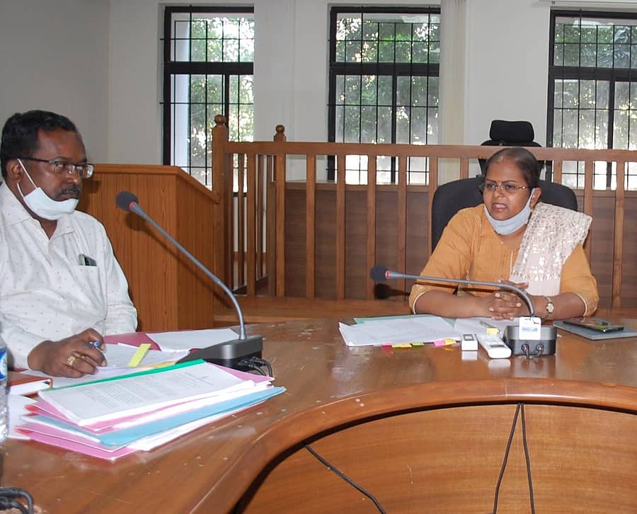 ಯಾದಗಿರಿ ಜಿಲ್ಲಾಧಿಕಾರಿ ಕಚೇರಿಯ ಸಭಾಂಗಣದಲ್ಲಿ ಹಮ್ಮಿಕೊಂಡಿದ್ದ ಜಿಲ್ಲಾಮಟ್ಟದ ಏಕಗವಾಕ್ಷಿ ಸಮಿತಿ ಸಭೆಯಲ್ಲಿ ಜಿಲ್ಲಾಧಿಕಾರಿ ಡಾ. ರಾಗಪ್ರಿಯಾ ಆರ್. ಮಾತನಾಡಿದರು