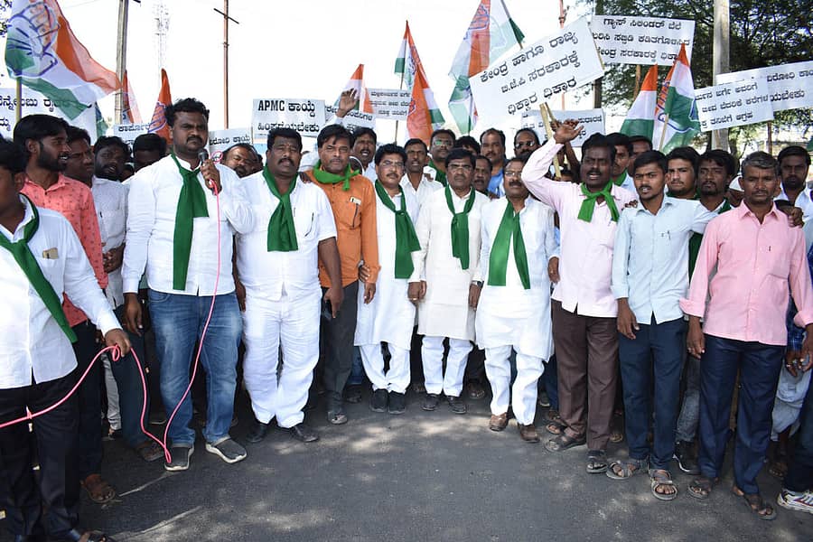 ಚಿಂಚೋಳಿಯಲ್ಲಿ ಜಿಲ್ಲಾ ಕಾಂಗ್ರೆಸ್ ಅಧ್ಯಕ್ಷ ಜಗದೇವ ಗುತ್ತೇದಾರ ನೇತೃತ್ವದಲ್ಲಿ ಕಾರ್ಯಕರ್ತರು ಪ್ರತಿಭಟನೆ ನಡೆಸಿದರು