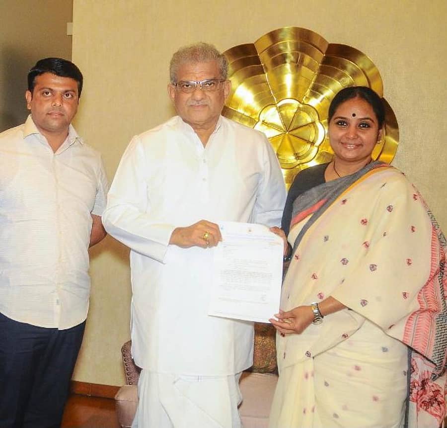 ಧರ್ಮಸ್ಥಳದ ಧರ್ಮಾಧಿಕಾರಿ ಡಿ. ವೀರೇಂದ್ರ ಹೆಗ್ಗಡೆ ಅವರನ್ನು ಶುಕ್ರವಾರ ಭೇಟಿಮಾಡಿದ ಪ್ರವಾಸೋದ್ಯಮ ಅಭಿವೃದ್ಧಿ ನಿಗಮದ ಅಧ್ಯಕ್ಷೆ ಶೃತಿ ಮನವಿ ಸಲ್ಲಿಸಿದರು. ಶಾಸಕ ಹರೀಶ್ ಪೂಂಜ ಇದ್ದರು