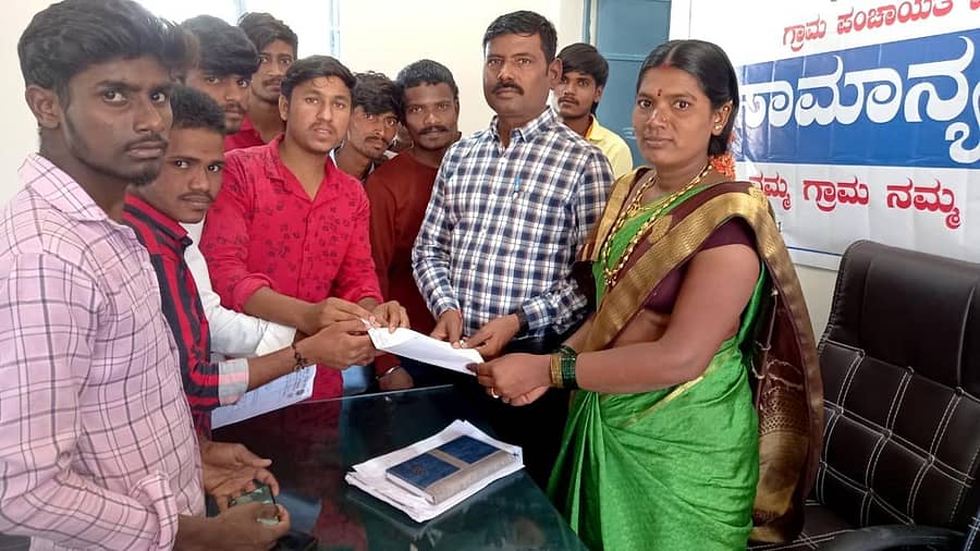 ಕಾರಟಗಿ ತಾಲ್ಲೂಕಿನ ಮೈಲಾಪುರದಲ್ಲಿ ಪರಿಶಿಷ್ಟರ ವಾರ್ಡ್ಗೆ ಅಗತ್ಯ ಸೌಲಭ್ಯ ಕಲ್ಪಿಸಲು ಆಗ್ರಹಿಸಿ ದಲಿತ ಸಂಘರ್ಷ ಸಮಿತಿ ಪದಾಧಿಕಾರಿಗಳು ಶುಕ್ರವಾರ ಗ್ರಾಮ ಪಂಚಾಯಿತಿ ಅಧ್ಯಕ್ಷೆ ಶಂಕ್ರಮ್ಮಗೆ ಮನವಿ ಸಲ್ಲಿಸಿದರು