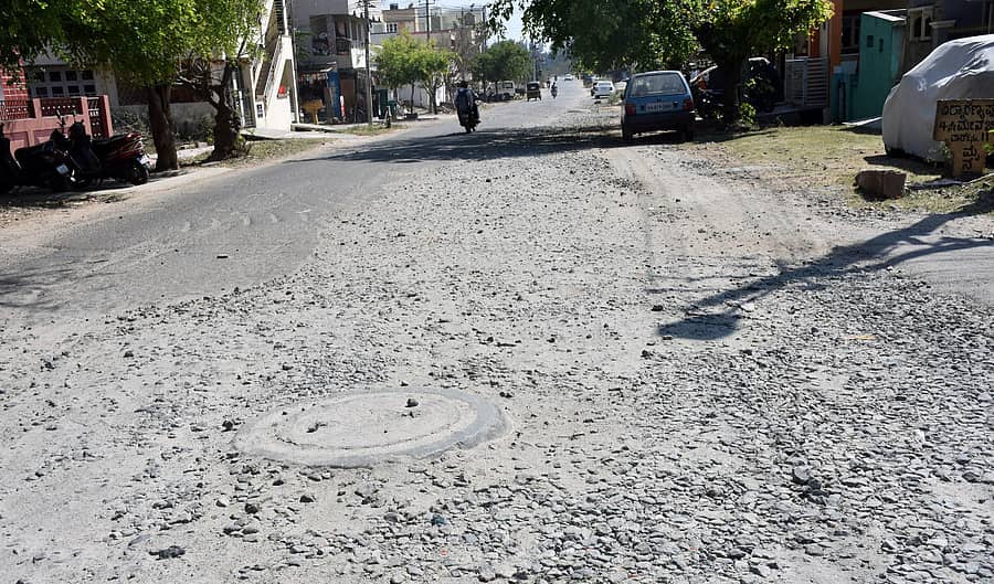 ವಿದ್ಯಾರಣ್ಯಪುರಂನ 4ನೇ ಮುಖ್ಯರಸ್ತೆಯ ದುರಾವಸ್ಥೆ ಶುಕ್ರವಾರ ಕ್ಯಾಮೆರಾ ಕಣ್ಣಿಗೆ ಸೆರೆಯಾಗಿದ್ದು ಹೀಗೆ