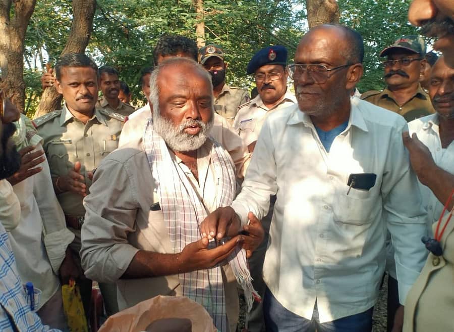 ಆಳಂದ ತಾಲ್ಲೂಕಿನ ಸೂಂಟನೂರು ಗ್ರಾಮದ ಬಾವಾ ಫಕ್ರುದ್ದೀನ್ ದರ್ಗಾ ಸಮಿತಿ ಮತ್ತು ಭಾನುಮತಿ ದೇವಸ್ಥಾನ ಸಮಿತಿ ಸದಸ್ಯರು ಪರಸ್ಪರ ಸಿಹಿ ಹಂಚಿದರು