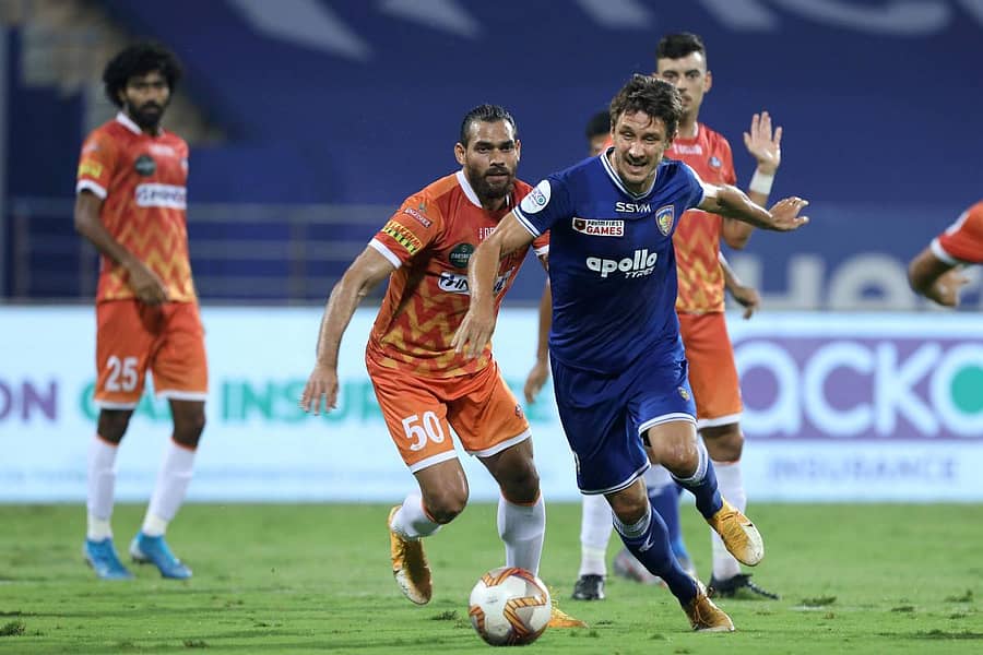 ಎಫ್‌ಸಿ ಗೋವಾ ತಂಡದ ಆದಿಲ್‌ ಖಾನ್‌ (ಎಡದಿಂದ ಎರಡನೆಯವರು) ಹಾಗೂ ಚೆನ್ನೈಯಿನ್ ಎಫ್‌ಸಿಯ ಜಾಕಬ್ ಸಿಲ್ವೆಸ್ಟರ್ (ನೀಲಿ ಪೋಷಾಕು) ಅವರು ಚೆಂಡಿಗಾಗಿ ಪೈಪೋಟಿ ನಡೆಸಿದರು–ಪಿಟಿಐ ಚಿತ್ರ