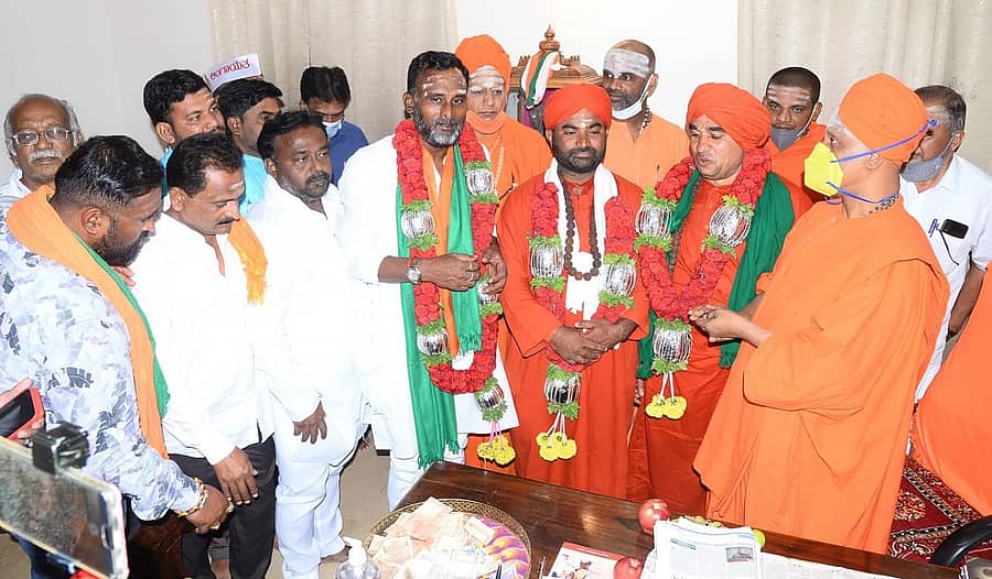 ಸಿದ್ಧಲಿಂಗ ಸ್ವಾಮೀಜಿ ಭೇಟಿಯಾಗಿ ಚರ್ಚೆ