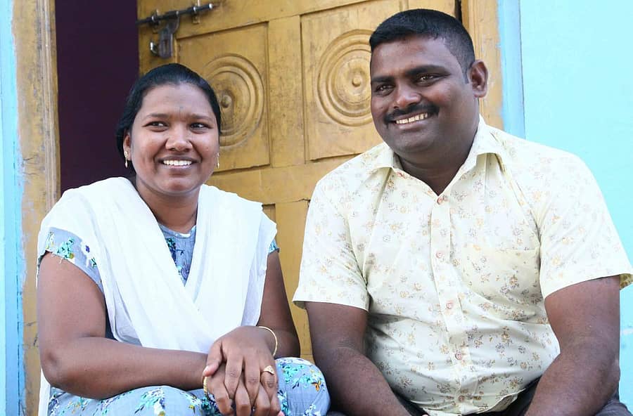 ತಮ್ಮ ಪ್ರೀತಿ ಗೆದ್ದ ಸಂಭ್ರಮದಲ್ಲಿರುವ ಪಾರ್ವತಿ–ಷಣ್ಮುಖ ದಂಪತಿಯ ಸಂತಸದ ಕ್ಷಣ