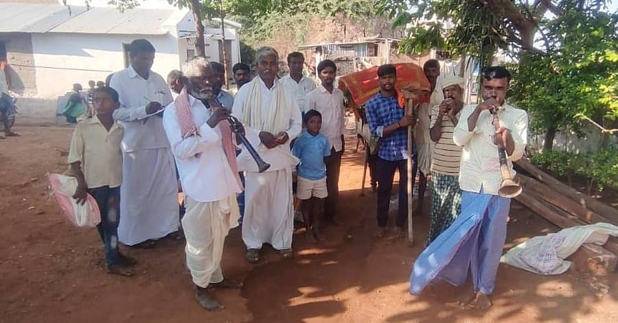 ಯಲಬುರ್ಗಾ ತಾಲ್ಲೂಕು ತರಲಕಟ್ಟಿ ಗ್ರಾಮದಲ್ಲಿ ಶನಿವಾರ ಮಾರುತೇಶ್ವರ ಪಲ್ಲಕ್ಕಿ ಉತ್ಸವಕ್ಕೆ ಚಾಲನೆ ನೀಡಲಾಯಿತು