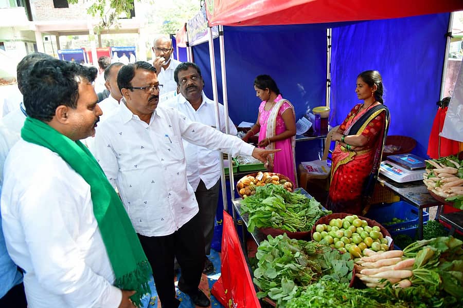 ಕೊಪ್ಪಳದ ತೊಟಗಾರಿಕೆ ಇಲಾಖೆ ಆವರಣದಲ್ಲಿ ನಡೆದ ರೈತ ಸಂತೆಗೆ ಕರ್ನಾಟಕ ಪ್ರದೇಶ ಕೃಷಿಕ ಸಮಾಜದ ರಾಜ್ಯ ಘಟಕದ ಅಧ್ಯಕ್ಷ ಮಹೇಂದ್ರನಾಥ ಭೇಟಿ ನೀಡಿ ಮೆಚ್ಚುಗೆ ವ್ಯಕ್ತಪಡಿಸಿದರು ಪ್ರಜಾವಾಣಿ ಚಿತ್ರ: ಭರತ್ ಕಂದಕೂರ್