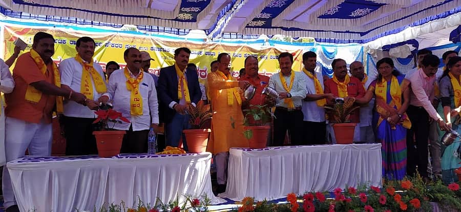 ಕುಶಾಲನಗರದಲ್ಲಿ ಶನಿವಾರ ಏರ್ಪಡಿಸಿದ್ದ ಶೈಕ್ಷಣಿಕ ಸಮ್ಮೇಳನವನ್ನು ಸರ್ಕಾರಿ ನೌಕರರ ರಾಜ್ಯಾಧ್ಯಕ್ಷ ಷಡಕ್ಷರಿ ಉದ್ಘಾಟಿಸಿದರು