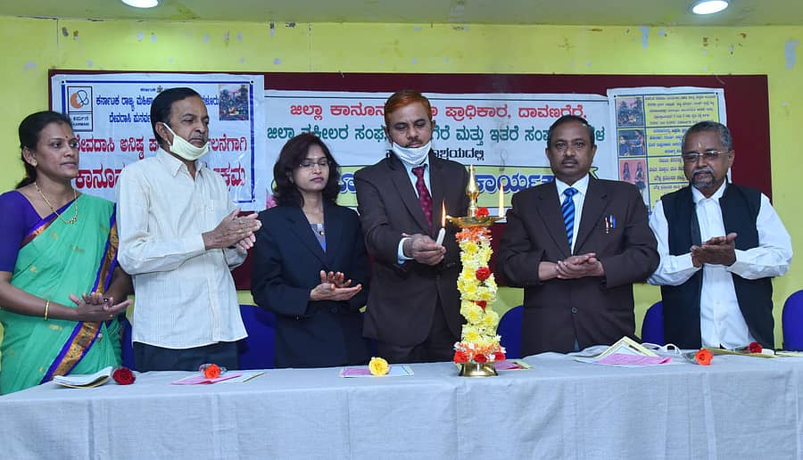 ದಾವಣಗೆರೆಯ ರೋಟರಿ ಬಾಲಭವನದಲ್ಲಿ ದೇವದಾಸಿ ಮಹಿಳೆಯರಿಗೆ ಆಯೋಜಿಸಿದ್ದ ಕಾನೂನು ಅರಿವು ಕಾರ್ಯಕ್ರಮವನ್ನು ಒಂದನೇ ಹೆಚ್ಚುವರಿ ಜಿಲ್ಲಾ ಮತ್ತು ಸೆಷನ್ಸ್ ನ್ಯಾಯಾಧೀಶ ಕೆಂಗಬಾಲಯ್ಯ ಉದ್ಘಾಟಿಸಿದರು.