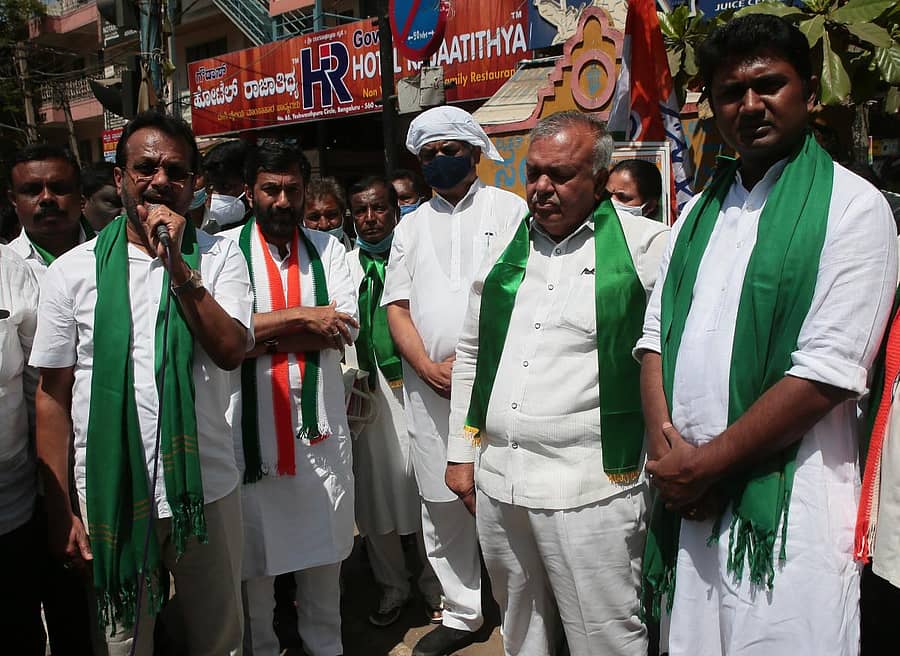 ಪ್ರತಿಭಟನೆಯಲ್ಲಿ ಎಂ.ನಾರಾಯಣಸ್ವಾಮಿ ಮಾತನಾಡಿದರು. ಸಲೀಂ ಅಹ್ಮದ್, ರಾಮಲಿಂಗಾ ರೆಡ್ಡಿ ಹಾಗೂ ಕಾಂಗ್ರೆಸ್ ಕಾರ್ಯಕರ್ತರು ಇದ್ದಾರೆ