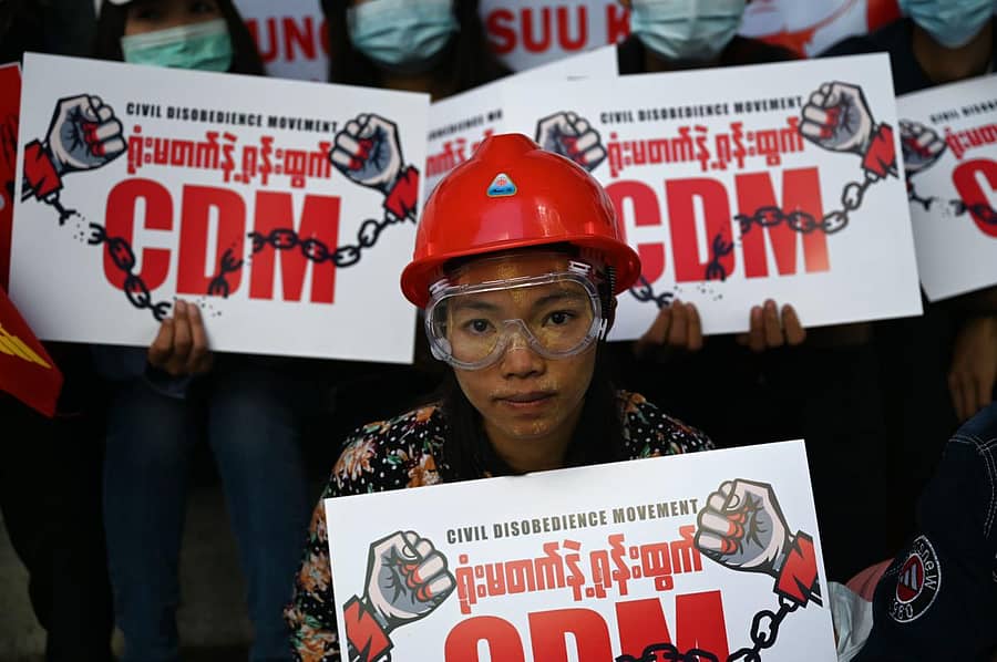 ಮ್ಯಾನ್ಮಾರ್‌ನಲ್ಲಿ ನಡೆದ ಮಿಲಿಟರಿ ದಂಗೆಯ ವಿರೋಧಿಸಿ ಯಾಂಗೊನ್‌ನಲ್ಲಿ ಭಾನುವಾರ ಪ್ರತಿಭಟನಕಾರರು  ಅಸಹಕಾರ ಚಳವಳಿಯನ್ನು ಬೆಂಬಲಿಸುವ ಪತ್ರಗಳನ್ನು ಪ್ರದರ್ಶಿಸಿದರು –ಎಎಫ್‌ಪಿ ಚಿತ್ರ