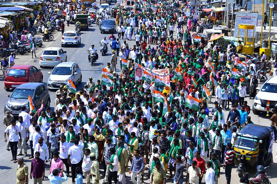 ಕೊಪ್ಪಳದಲ್ಲಿ ಕಾಂಗ್ರೆಸ್ ಹಮ್ಮಿಕೊಂಡಿದ್ದ ಬೃಹತ್ ಪ್ರತಿಭಟನಾ ಸಮಾವೇಶದಲ್ಲಿ ಪಾಲ್ಗೊಂಡಿದ್ದ ಜನತೆ