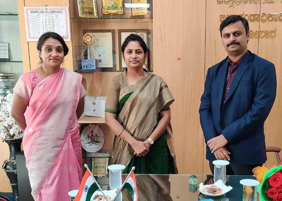 ಕೋಲಾರದಲ್ಲಿ ಭಾನುವಾರ ನೂತನ ಜಿಲ್ಲಾಧಿಕಾರಿಯಾಗಿ ಅಧಿಕಾರ ಸ್ವೀಕರಿಸಿದ ಡಾ.ಆರ್.ಸೆಲ್ವಮಣಿ ಅವರಿಗೆ ನಿರ್ಗಮಿತ ಜಿಲ್ಲಾಧಿಕಾರಿ ಸಿ.ಸತ್ಯಭಾಮ ಶುಭ ಕೋರಿದರು.