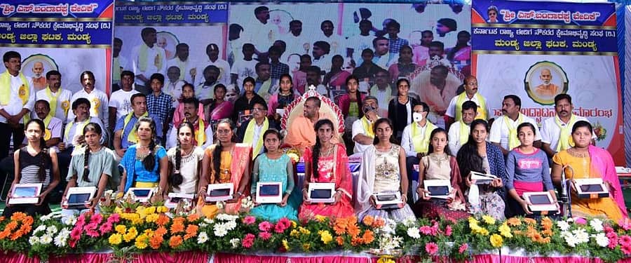 ರಾಜ್ಯ ಈಡಿಗ ನೌಕರರ ಕ್ಷೇಮಾಭಿವೃದ್ಧಿ ಸಂಘ ಉದ್ಘಾಟನೆ ಸಮಾರಂಭದಲ್ಲಿ ವಿದ್ಯಾರ್ಥಿಗಳಿಗೆ ಪ್ರತಿಭಾ ಪುರಸ್ಕಾರ ವಿತರಣೆ ಮಾಡಲಾಯಿತು
