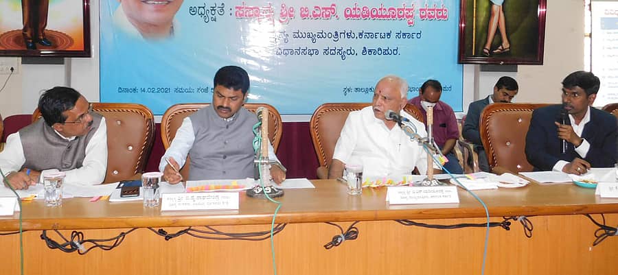 ಶಿಕಾರಿಪುರದ ತಾಲ್ಲೂಕು ಪಂಚಾಯಿತಿ ಸಭಾಂಗಣದಲ್ಲಿ ಭಾನುವಾರ ನಡೆದ ತಾಲ್ಲೂಕು ತ್ರೈಮಾಸಿಕ ಪ್ರಗತಿ ಪರಿಶೀಲನಾ ಸಭೆಯ ಅಧ್ಯಕ್ಷತೆ ವಹಿಸಿದ್ದ ಮುಖ್ಯಮಂತ್ರಿ ಬಿ.ಎಸ್. ಯಡಿಯೂರಪ್ಪ ಮಾತನಾಡಿದರು. ಸಂಸದ ಬಿ.ವೈ. ರಾಘವೇಂದ್ರ, ಮಲೆನಾಡು ಪ್ರದೇಶಾಭಿವೃದ್ಧಿ ಮಂಡಳಿ ಅಧ್ಯಕ್ಷ ಕೆ.ಎಸ್. ಗುರುಮೂರ್ತಿ, ಜಿಲ್ಲಾಧಿಕಾರಿ ಕೆ.ಬಿ. ಶಿವಕುಮಾರ್ ಇದ್ದರು.