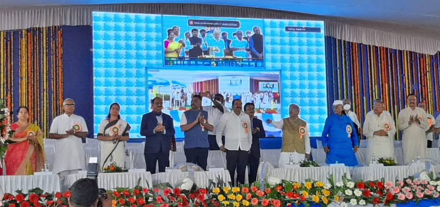 ವಿಮಾನ ನಿಲ್ದಾಣ ನಿರ್ಮಾಣ ಕಾಮಗಾರಿಗೆ ಮುಖ್ಯಮಂತ್ರಿ ಬಿ.ಎಸ್.ಯಡಿಯೂರಪ್ಪ ವರ್ಚುವಲ್ ವ್ಯವಸ್ಥೆಯ ಮೂಲಕ ಚಾಲನೆ ನೀಡಿದರು.