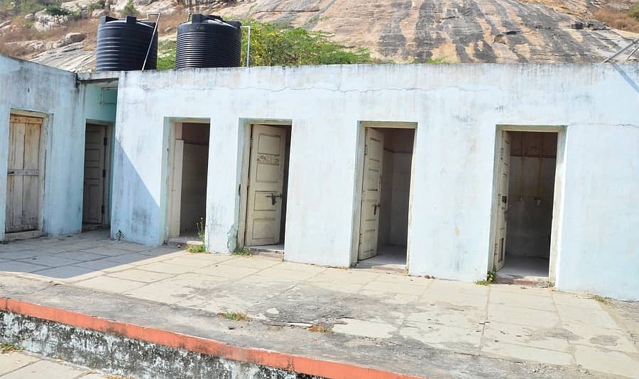 ಯಾದಗಿರಿಯ ಅಂಬೇಡ್ಕರ್ ನಗರದಲ್ಲಿರುವ ಸರ್ಕಾರಿ ಸಾರ್ವಜನಿಕ ಬಾಲಕರ ವಸತಿ ನಿಲಯದಲ್ಲಿ ಶೌಚಾಲಯ, ಸ್ನಾನಗೃಹಗಳು ಹದಗೆಟ್ಟಿರುವುದು