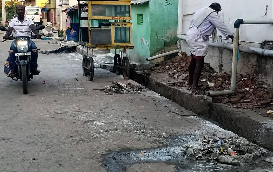 ಜನ ವಸತಿ ಪ್ರದೇಶಕ್ಕೆ ಹೊಂದಿಕೊಂಡ ಬಾರ್ ಒಂದರ ಹಿಂಭಾಗದ ಗೋಡೆ ಸಾರ್ವಜನಿಕರ ಶೌಚಾಲಯವಾಗಿ ಬಳಕೆ ಆಗುತ್ತಿದೆ